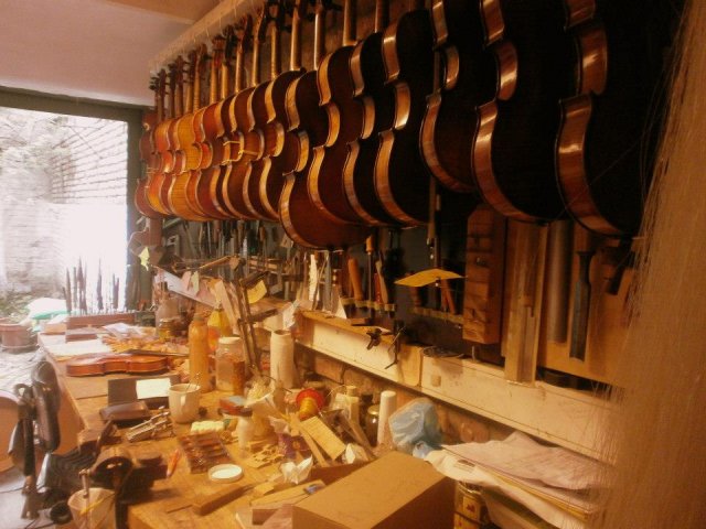 Visite de la classe de violon chez Mr Heusghem, luthier